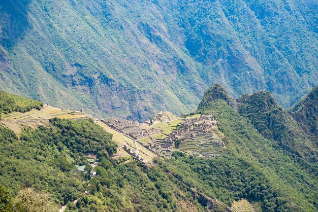 Machu Picchu auf der Gebirgsrückenansicht von oben