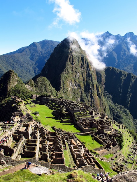 Foto machu picchu es la capital del imperio inca en las montañas de los andes, perú, américa del sur