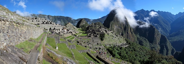 Foto machu picchu es la capital del imperio inca en las montañas de los andes, perú, américa del sur