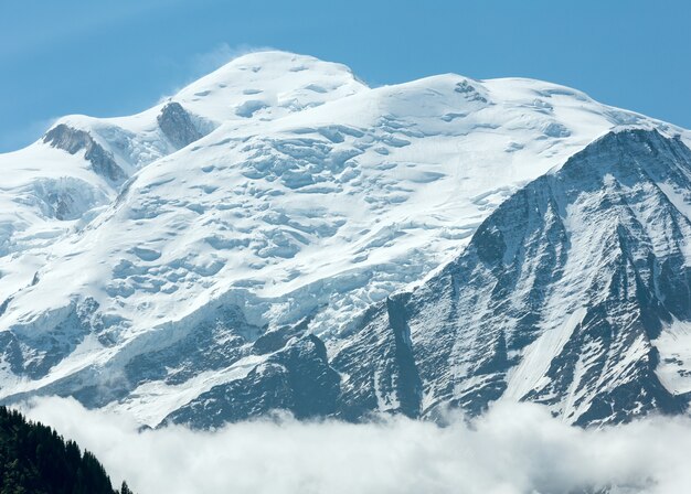 Maciço montanhoso do mont blanc (vale de chamonix, frança, vista dos arredores de plaine joux).