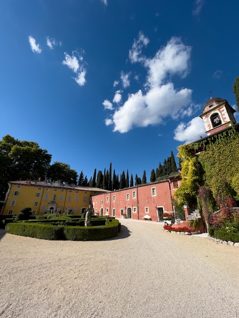 Macizo de flores con una estatua en el patio de la antigua villa cordevigo verona italia