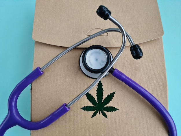 Maconha medicinal e estetoscópio Embalagem caixa verde folhas de cannabis
