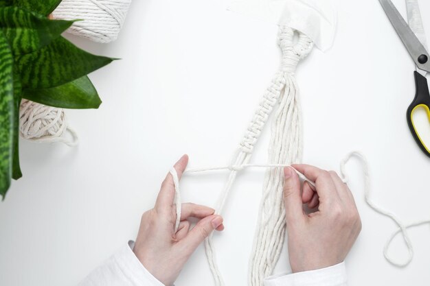 Macramé hecho a mano para hobby creativo para decoración del hogar Mujer tejiendo paneles de macramé para decoración del hogar