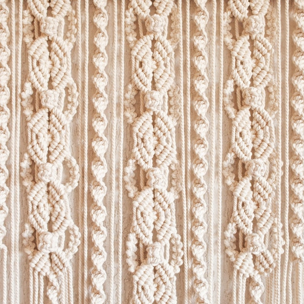 Macramé hecho a mano Trenzado de macramé e hilos de algodón Pasatiempo femenino Tejido moderno ecológico Concepto de decoración natural de bricolaje en el interior Decoración de pared de 100 algodón