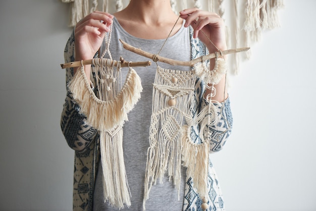 Macramé. Pasatiempo de las mujeres. La chica amante durante el trabajo.