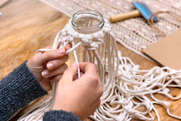 Macrame Woman tece decoração para casa a partir de padrão de macramê de fio de algodão Feito à mão na técnica de macramê