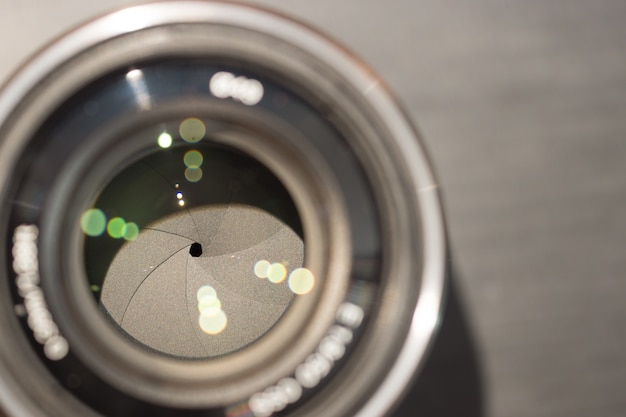 Foto macro close-up da lente da câmera com imagem de baixo nível de reflexos