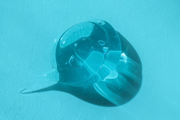 Macro close-up de uma gota transparente de produto de limpeza de aloe vera para a pele com loção de bolhas