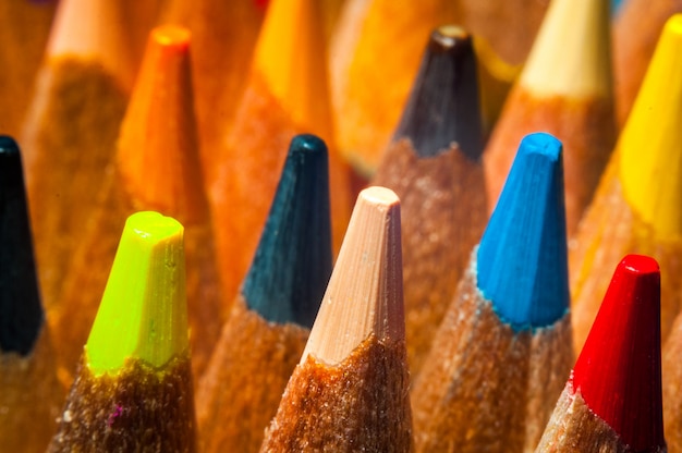 Macro, close-up. lápis multicolour para o fundo. várias cores. foco seletivo.