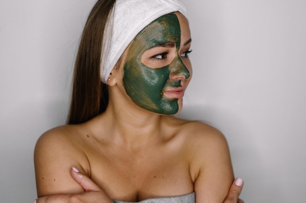 Macro close-up retrato de mulher com tratamento facial cosmético de algas verdes no spa