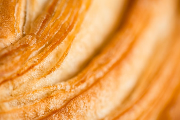 Macro de croissant. Croissant francés con olas. Cocción al aire. Croissant para publicidad de hojaldre.