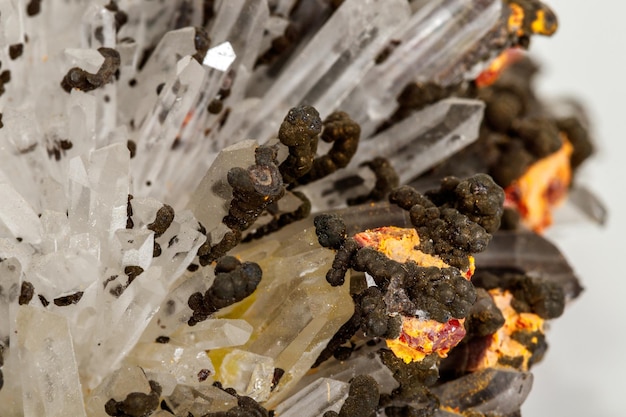 Foto macro da pedra mineral realgar no fundo branco