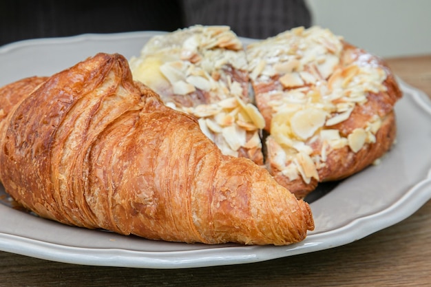 Macro de croissant. Croissant francês com ondas. Assar ao ar. Croissant para publicidade de massa folhada.