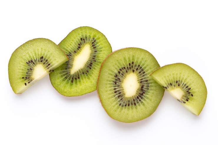 Foto macro de fatias de kiwi. fruta kiwi madura isolada na superfície branca. colocação plana.