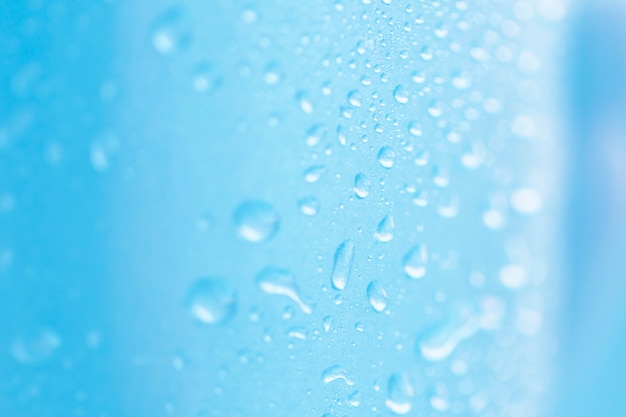 Foto macro de gotas de água no pano de fundo azul