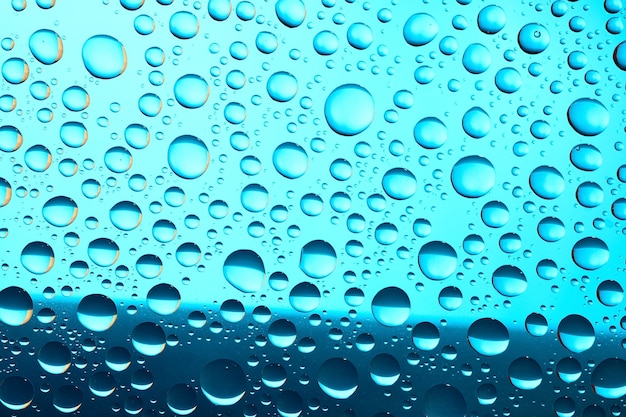 Foto macro de gotas de água sobre fundo azul