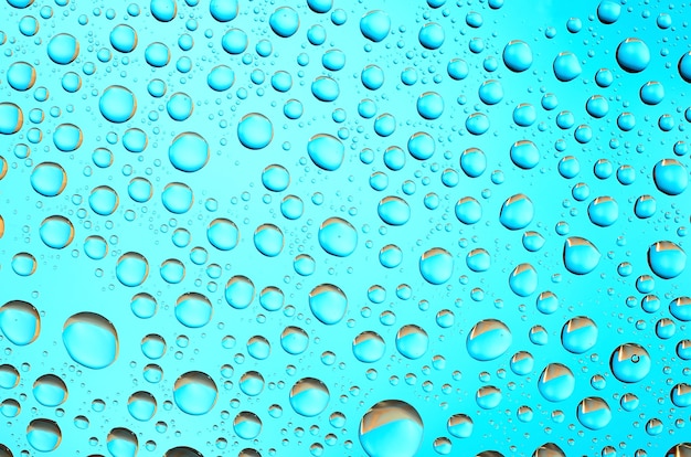 Macro de gotas de água sobre fundo azul
