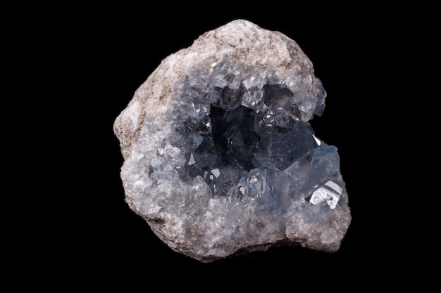 Macro de pedra mineral Celestine na microclina em fundo preto