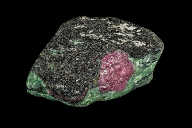 Macro de pedra mineral rubi em rocha em fundo preto