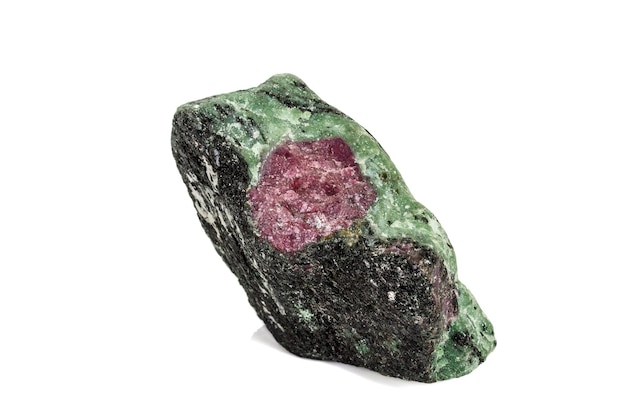 Macro de pedra mineral rubi em rocha no fundo branco