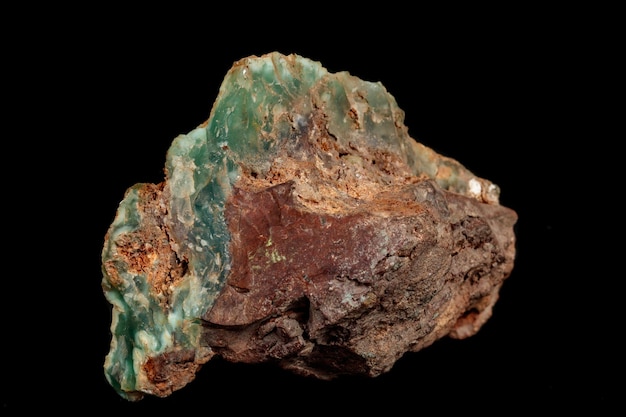 Macro de um mineral de pedra Chrysoprase em um fundo preto