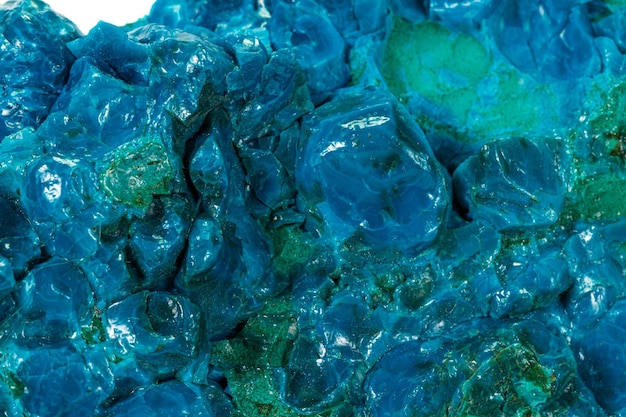 Foto macro de uma pedra mineral chrysocolla malachite em um fundo branco