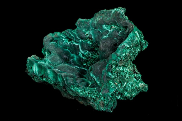 Macro de uma pedra mineral Malaquita em um fundo preto