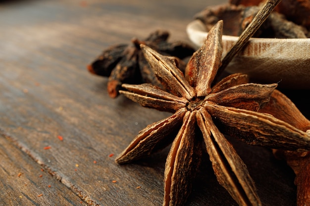 Macro de estrellas de anís sobre fondo de madera