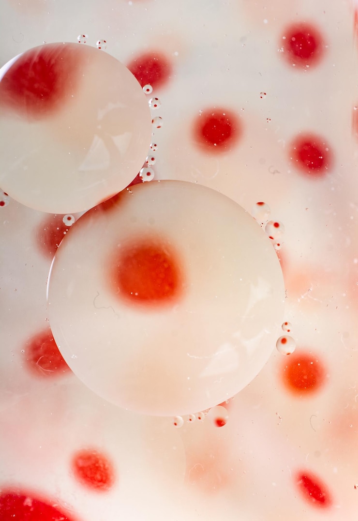 Foto macro foto de emulsión de aceite de agua sobre fondo de color