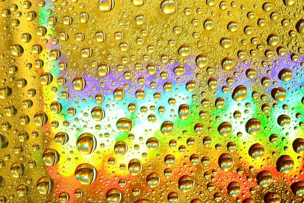 Macro de gotas de agua sobre fondo multicolor