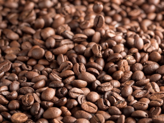Macro de granos de café arábica tostados.