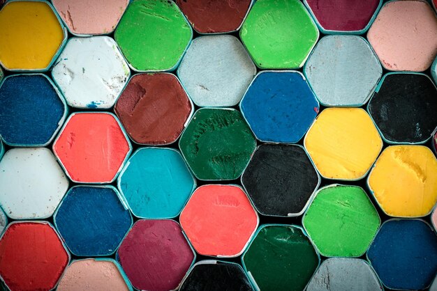 Macro de lápices de colores dispuestos en filas y columnas