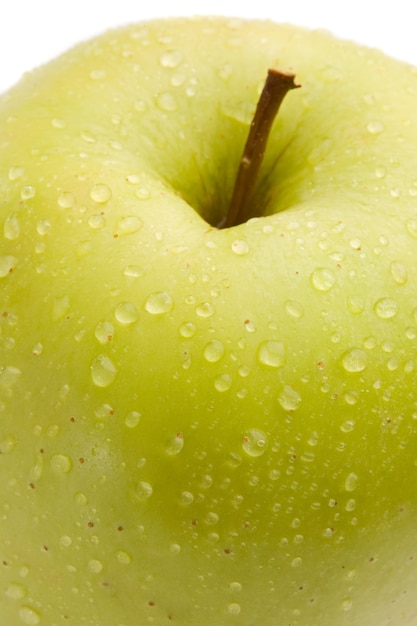 Macro de manzana deliciosa verde sobre un fondo blanco