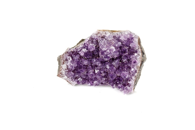 Macro mineral amethyst crystal druse sobre fundo branco fechado