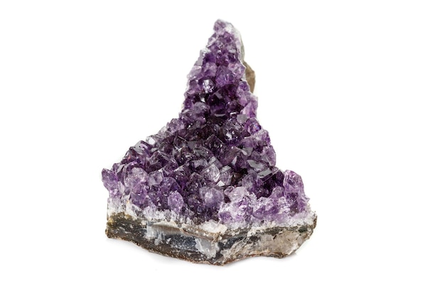 Macro mineral Amethyst Crystal Druse sobre fundo branco fechado