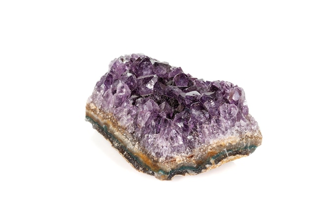 Macro mineral Amethyst Crystal Druse sobre fundo branco fechado