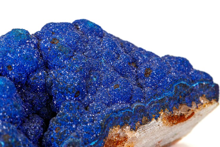 Foto macro mineral de pedra azurite em fundo branco