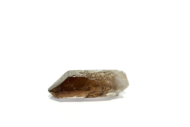 Macro mineral piedra cuarzo ahumado rauchtopaz sobre un fondo blanco.