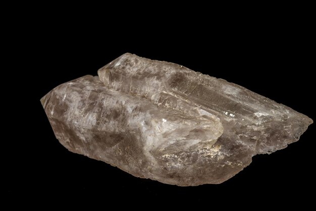 Macro mineral piedra cuarzo ahumado rauchtopaz sobre un fondo negro