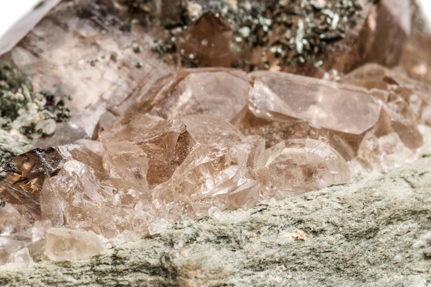 Foto macro mineral piedra cuarzo clorito palygorskite rock sobre un fondo blanco.