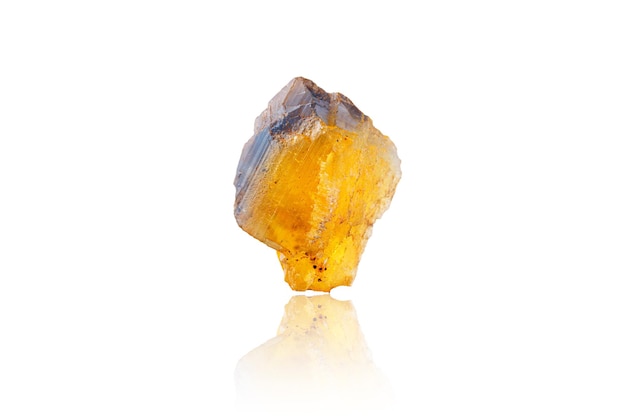 Macro mineral piedra fluorita color amarillo y azul sobre un fondo blanco primer plano