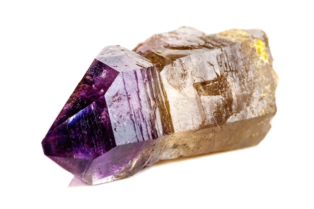 Macro Mineral Stone Amethyst junto rauchtopaz de quartzo esfumaçado em um fundo branco