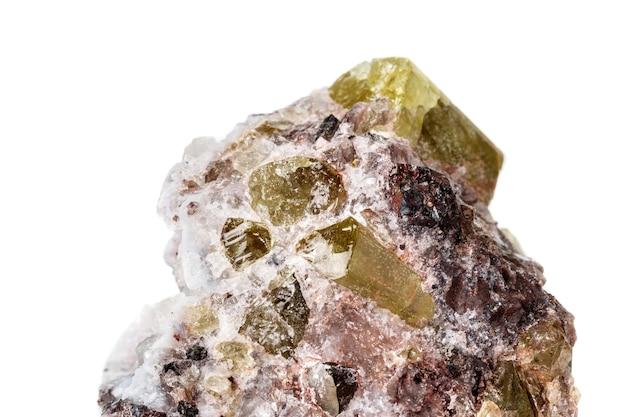 Macro mineral stonexAGolden Apatite em um fundo branco