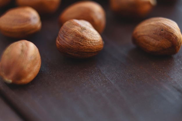 Macro de nuez de avellana marrón en el escritorio de madera. Avellana vegetariana saludable y orgánica. enfoque selectivo