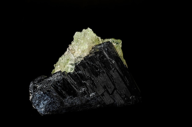 Macro pedra Hyalite mineral turmalina Sherl quartzo esfumaçado em um fundo preto