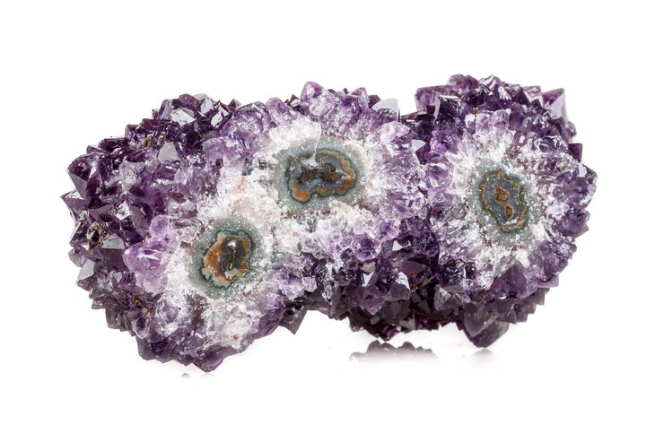Foto macro pedra mineral olho de ametista em forma de coruja em fundo branco