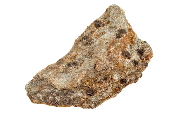 Macro piedra granate mineral en roca sobre un fondo blanco.