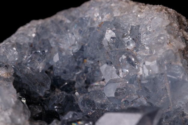 Macro de piedra mineral Celestine en microclina sobre fondo negro