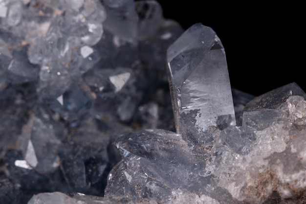 Macro de piedra mineral Celestine en microclina sobre fondo negro