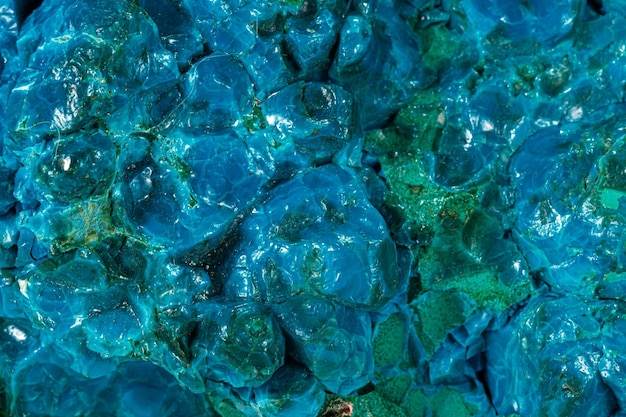 Foto macro de una piedra mineral chrysocolla malachite sobre un fondo blanco.